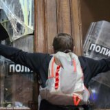 Završen protest opozicije ispred Skupštine grada: Policija razbila demonstracije građana (FOTO, VIDEO) 6