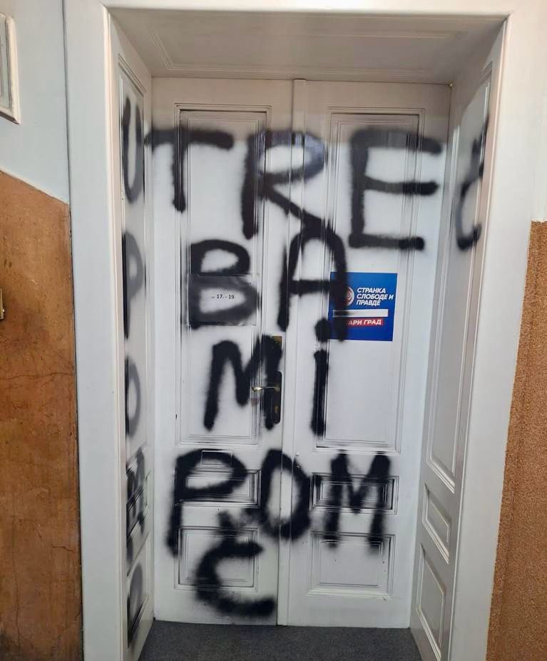 I vrata prostorija SSP-a noćas išarana grafitima 2