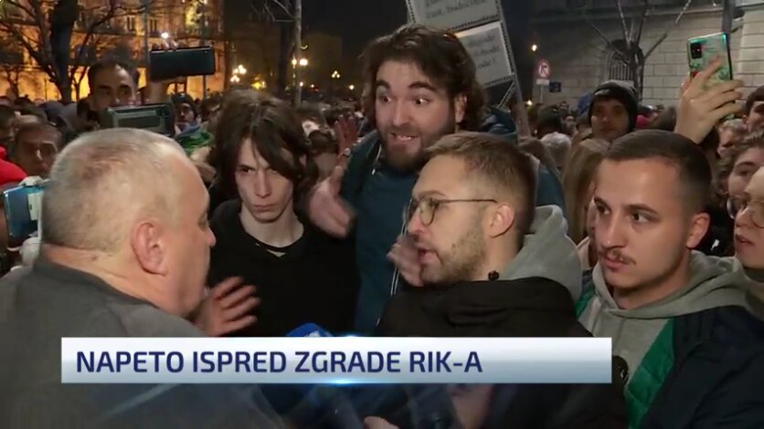 "Dokaz da smo trn u oku": Režimski tabloidi poveli kampanju protiv aktiviste koji je sinoć protestovao ispred RIK-a i tražio plan od opozicije 1
