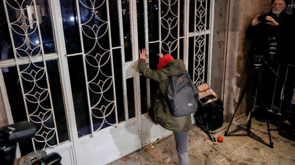 Protest koalicije "Srbija protiv nasilja" ispred RIK-a kroz fotografije 1