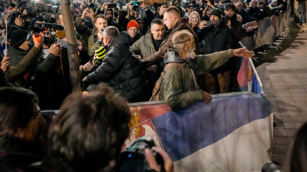 Skup „Srbija protiv nasilja“obeležili brojni incidenti, napad na direktora RZS, početak štrajka glađu Tepić i Aleksića (VIDEO, FOTO) 1