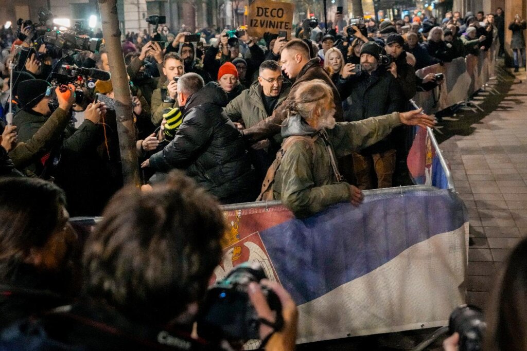 Protest koalicije "Srbija protiv nasilja" ispred RIK-a kroz fotografije 25 Protest koalicije "Srbija protiv nasilja" ispred RIK-a kroz fotografije 25