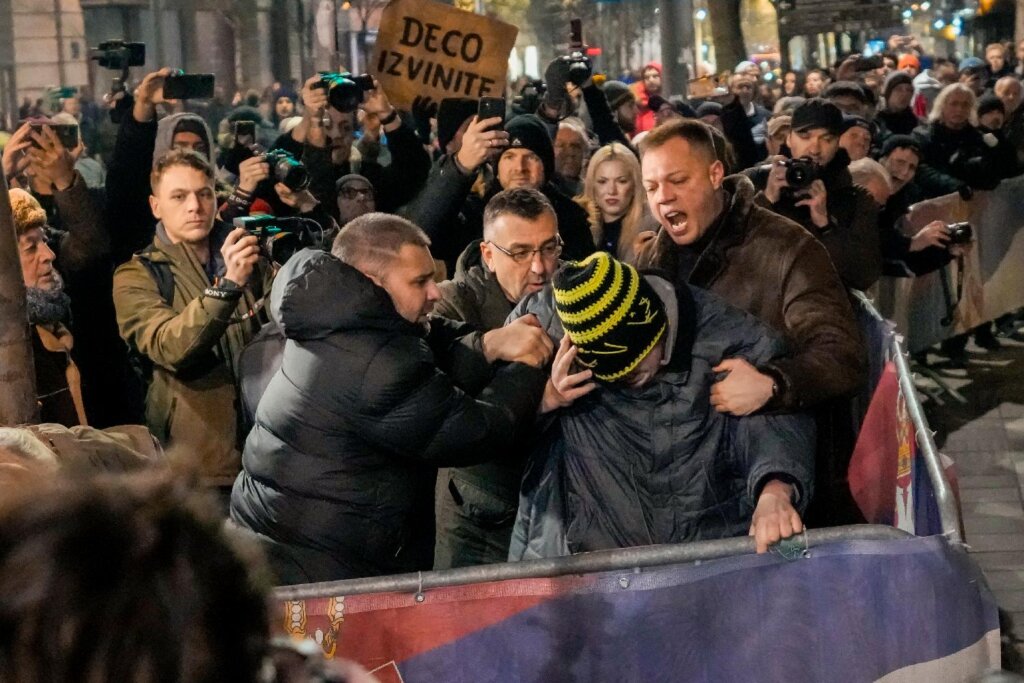 Protest koalicije "Srbija protiv nasilja" ispred RIK-a kroz fotografije 26 Protest koalicije "Srbija protiv nasilja" ispred RIK-a kroz fotografije 26
