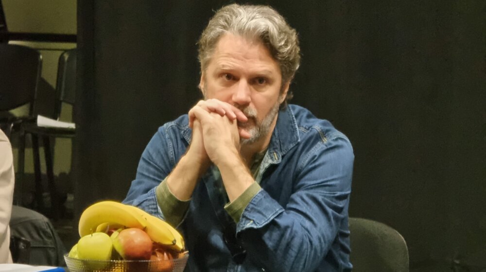 Dragan Mićanović novi Sirano, poetični filozof koji piše najnežnija ljubavna pisma: U JDP započele probe za kultnu komediju u režiji Gorčina Stojanovića 1