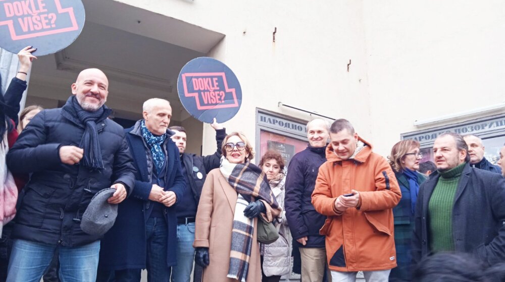Tribina ProGlasa u centru Niša, Vučić u to vreme na ulazu u grad, u poseti koja "nema veze sa izbornom kampanjom" 1