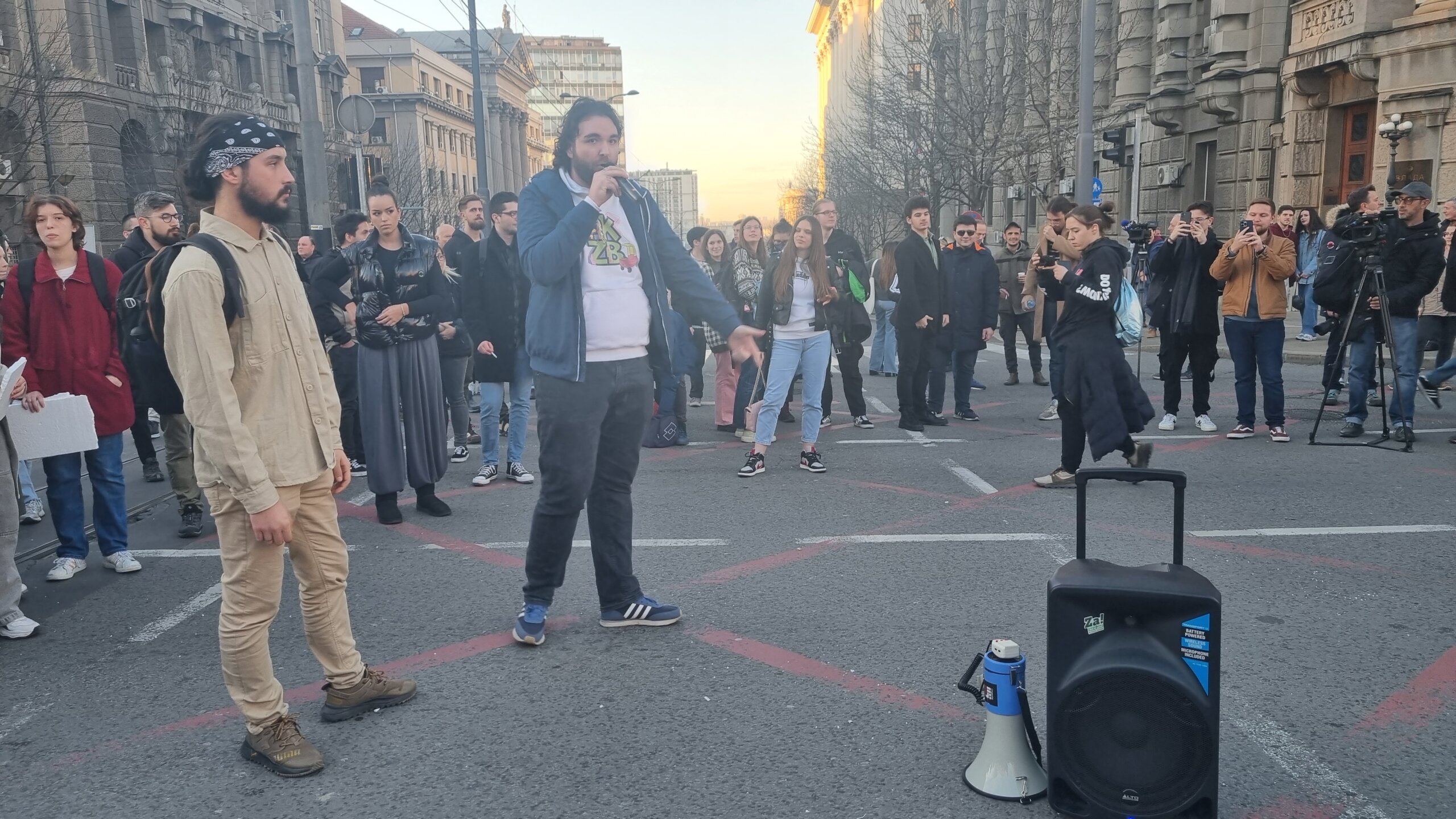 Osmi protest opozicije završen ispred Policijske uprave Grada Beograda: "Nećemo nijednog građanina ostaviti na milost i nemilost Vučićevoj policiji" (VIDEO/FOTO) 10