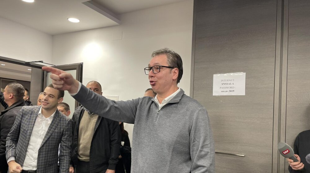 Vučić rekao novinarima da će pobeda njegove liste biti ubedljivija nego što su sve prognoze prikazivale (VIDEO) 1