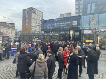 Zagrevanje pred pobedu kod Krsta - Ujedinjeni protiv nasilja Kragujevac 02 Zagrevanje kuvanim vinom i čajem pred pobedu u pešačkoj zoni „Kod krsta”: Ujedinjeni protiv nasilja - Nada za Kragujevac 2