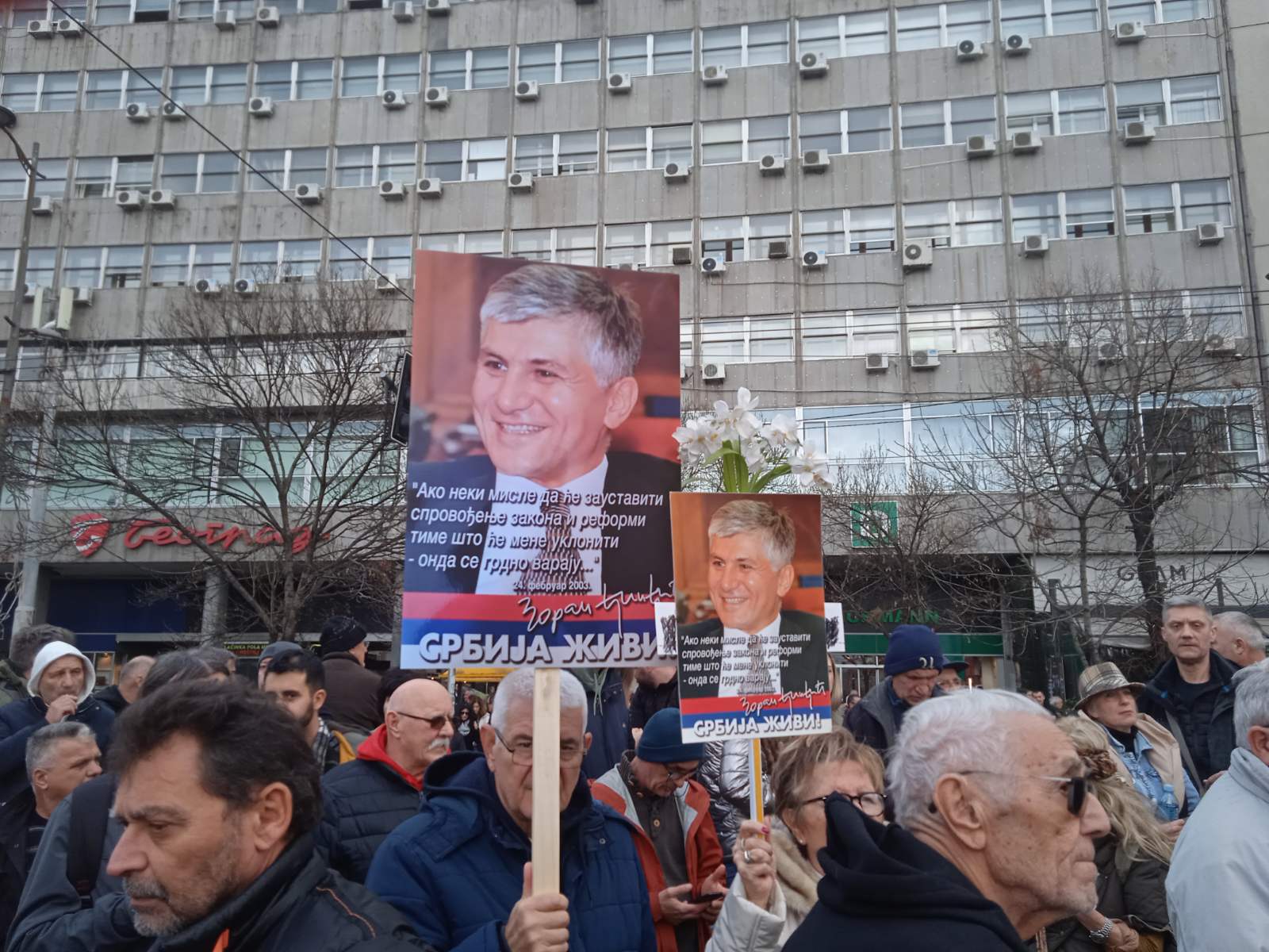 Završen protest "Ne pristajemo" ispred Ustavnog suda: Građani institucijama pokazali crvene kartone (FOTO, VIDEO) 20
