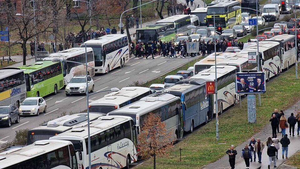 Autobusi sa SNS pristalicama stigli u Novi Sad: Kolaps saobraćaja na Limanu (VIDEO) 1