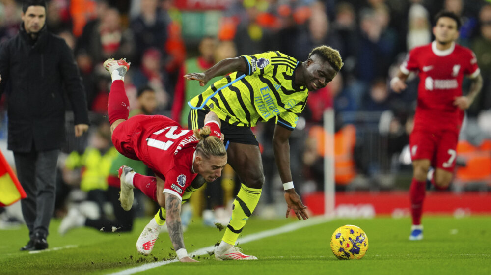 Karambol na Enfildu: Klop svom težinom preko svog igrača pa je zato morao da ga zameni (VIDEO) 1