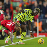 Karambol na Enfildu: Klop svom težinom preko svog igrača pa je zato morao da ga zameni (VIDEO) 13