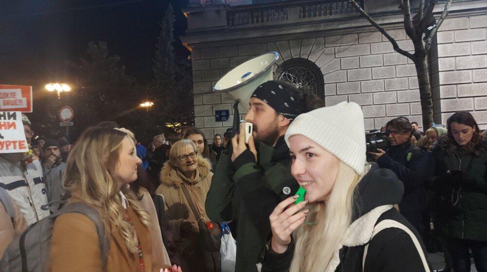 "Biće nas mnogo i mnogo ćemo da vam smetamo": Poruka aktiviste Ivana Bjelića sa protesta ispred RIK-a (VIDEO) 1