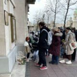 Članovi novog pokreta Borba odali poštu stradalima u masovnom ubistvu u Pragu, ispred Ambasade Češke 1