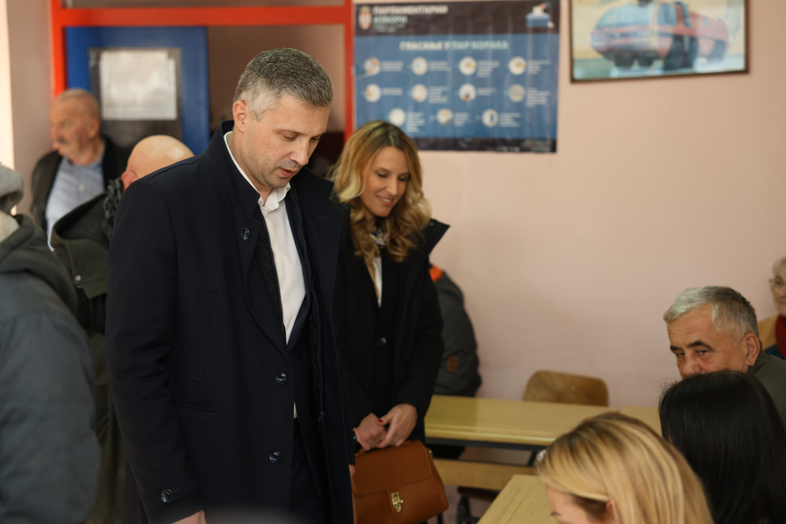 Izbori u fotografijama: Kako je teklo glasanje na biračkim mestima u Srbiji (FOTO) 25