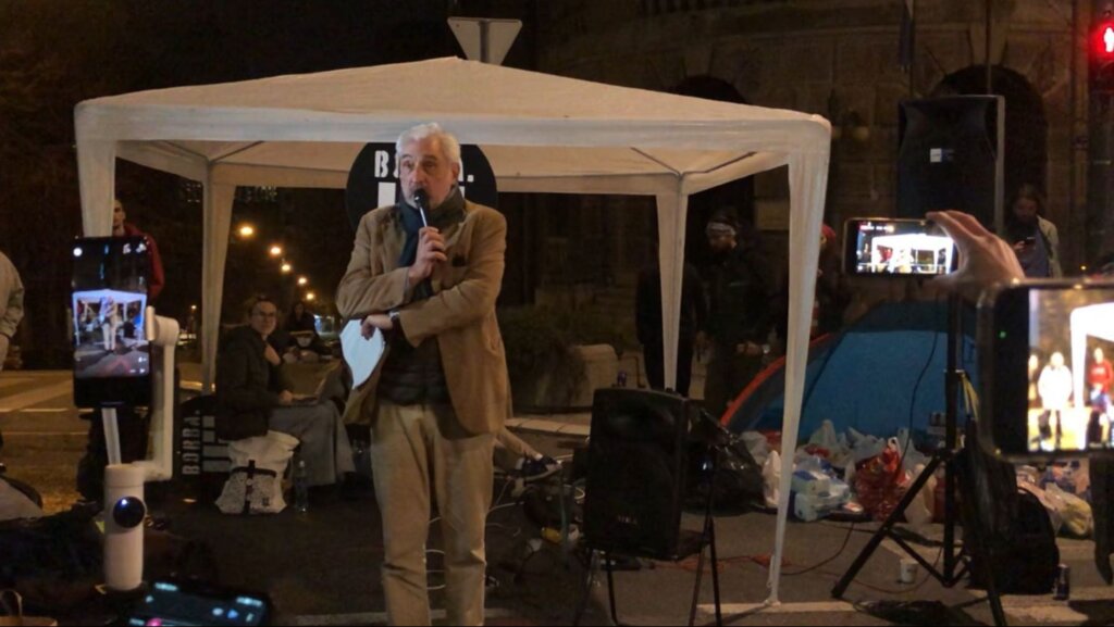 Blokada u trajanju od 24 časa: Na ulici formiran „kamp“, studenti ostaju napolju celu noć, tokom večeri posetio ih Zoran Kesić (VIDEO, FOTO) 10
