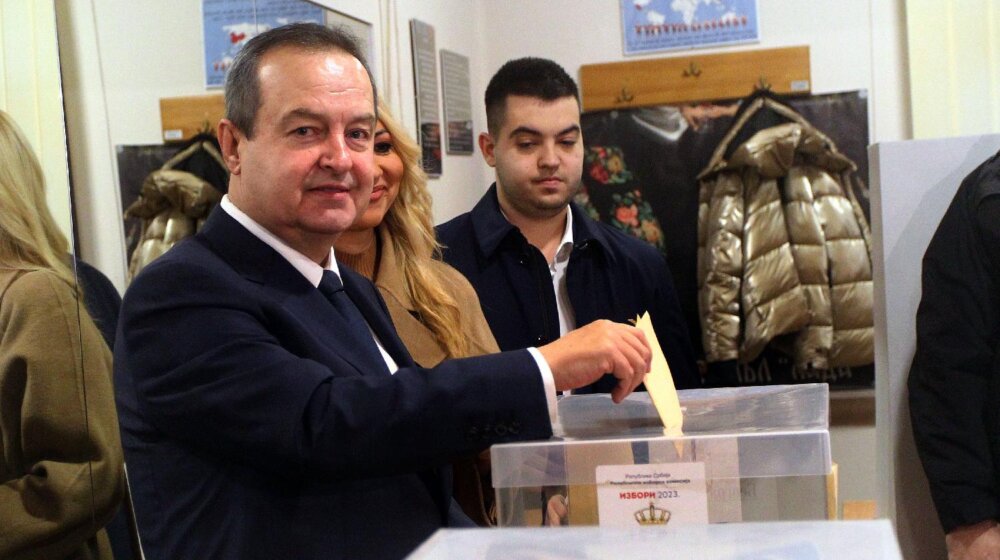 Dačić glasao i poručio: Veoma je bitno da Srbija ima političku stabilnost i državno jedinstvo 1