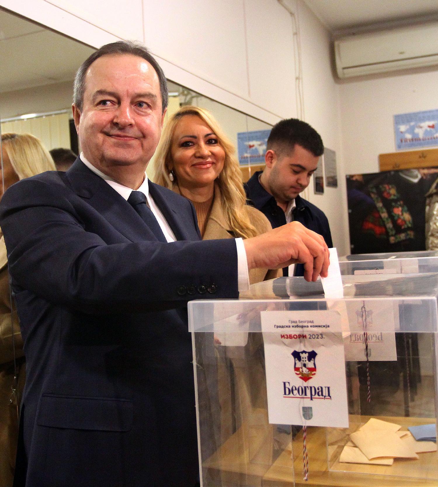 Izbori u fotografijama: Kako je teklo glasanje na biračkim mestima u Srbiji (FOTO) 21