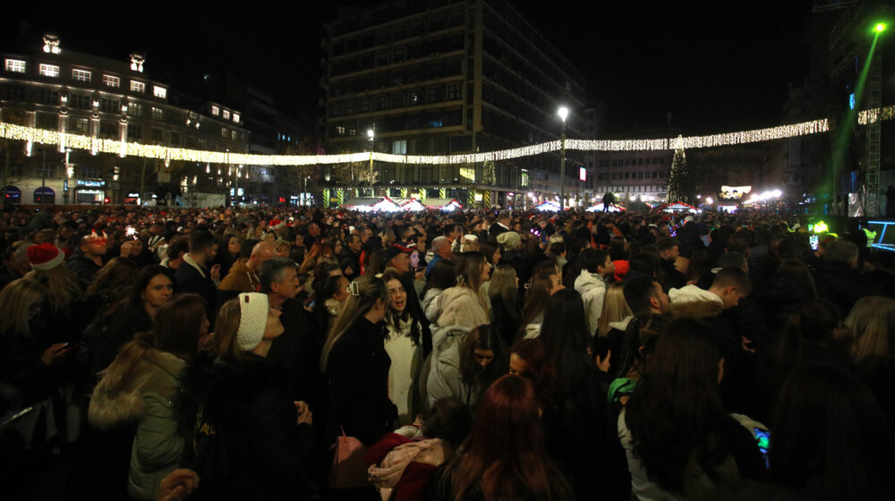 Nova godina dočekana na Trgu republike i Savskoj promenadi u Beogradu (FOTO) 1
