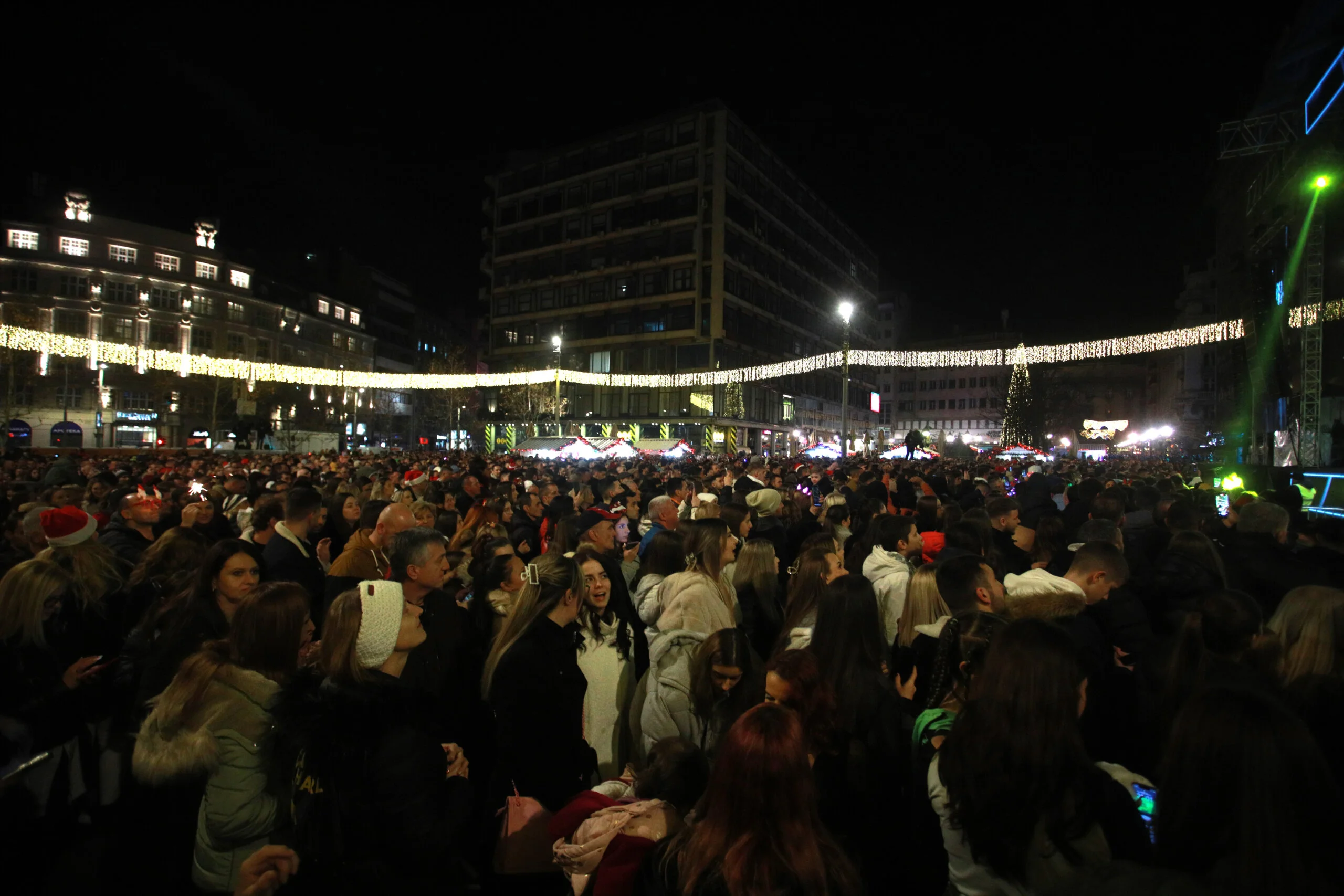 Nova godina dočekana na Trgu republike i Savskoj promenadi u Beogradu (FOTO) 3