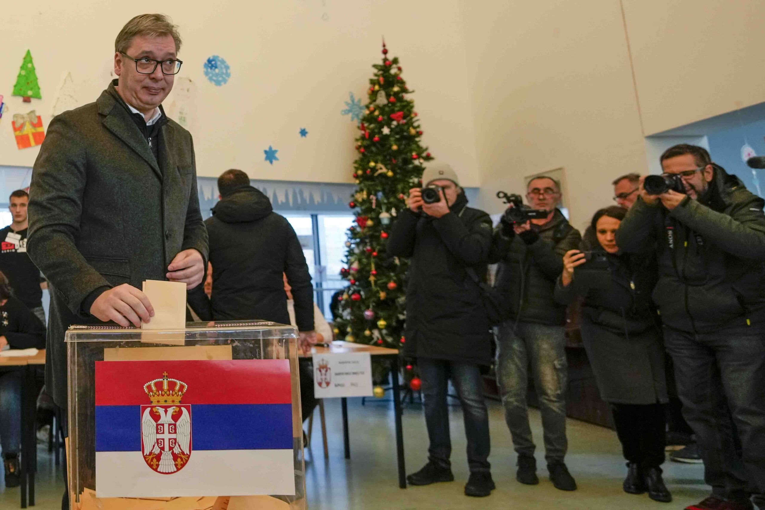 Izbori u fotografijama: Kako je teklo glasanje na biračkim mestima u Srbiji (FOTO) 15