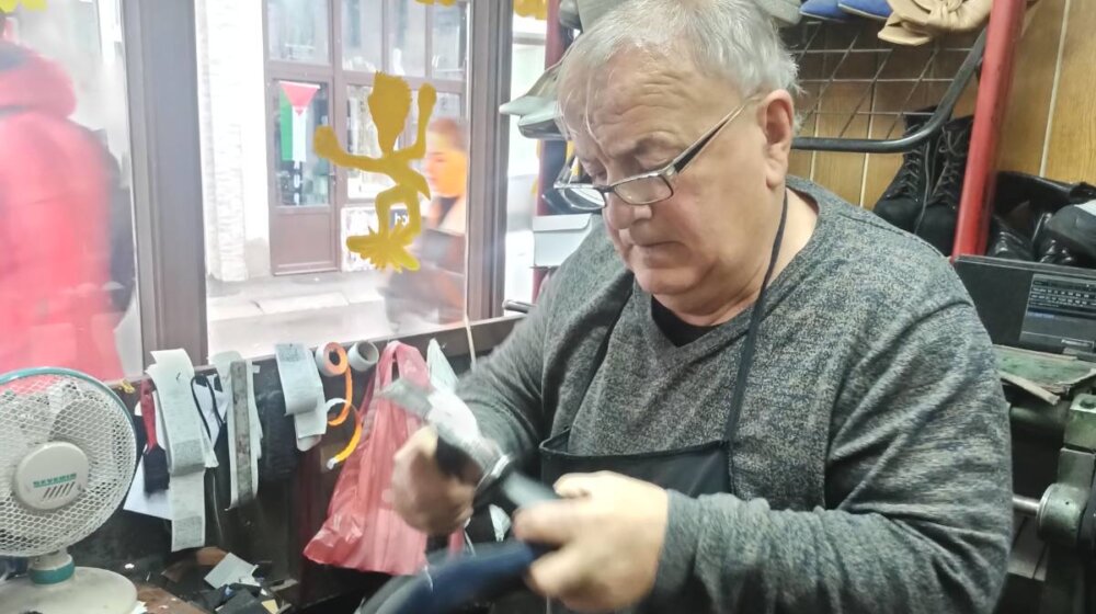 „Pogledaj ga u obuću, pa ga pusti u kuću“: Kako Fikret Nikšić, poznatiji kao Fikro Fleknica, od nestajanja čuva porodični zanat 1