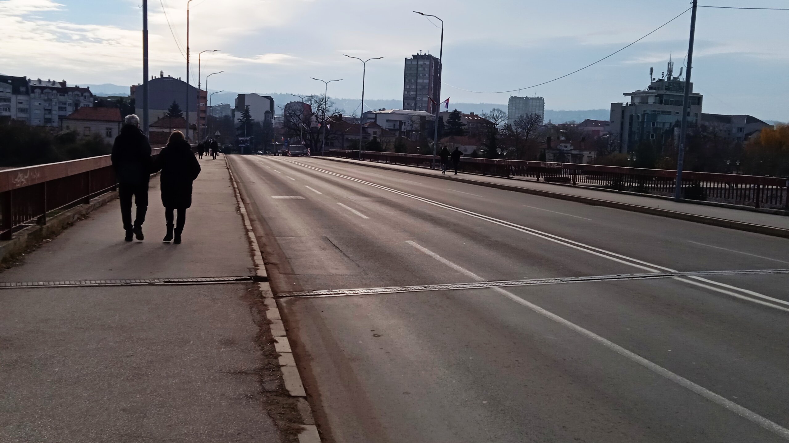 "Ova godina je bila odvratna, ali na njenom kraju mi ipak imamo poslednju reč": Tribina ProGlasa ispred pozorišta u Nišu 9