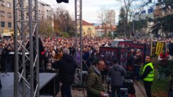 "Ova godina je bila odvratna, ali na njenom kraju mi ipak imamo poslednju reč": Tribina ProGlasa ispred pozorišta u Nišu 4