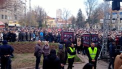 "Ova godina je bila odvratna, ali na njenom kraju mi ipak imamo poslednju reč": Tribina ProGlasa ispred pozorišta u Nišu 3