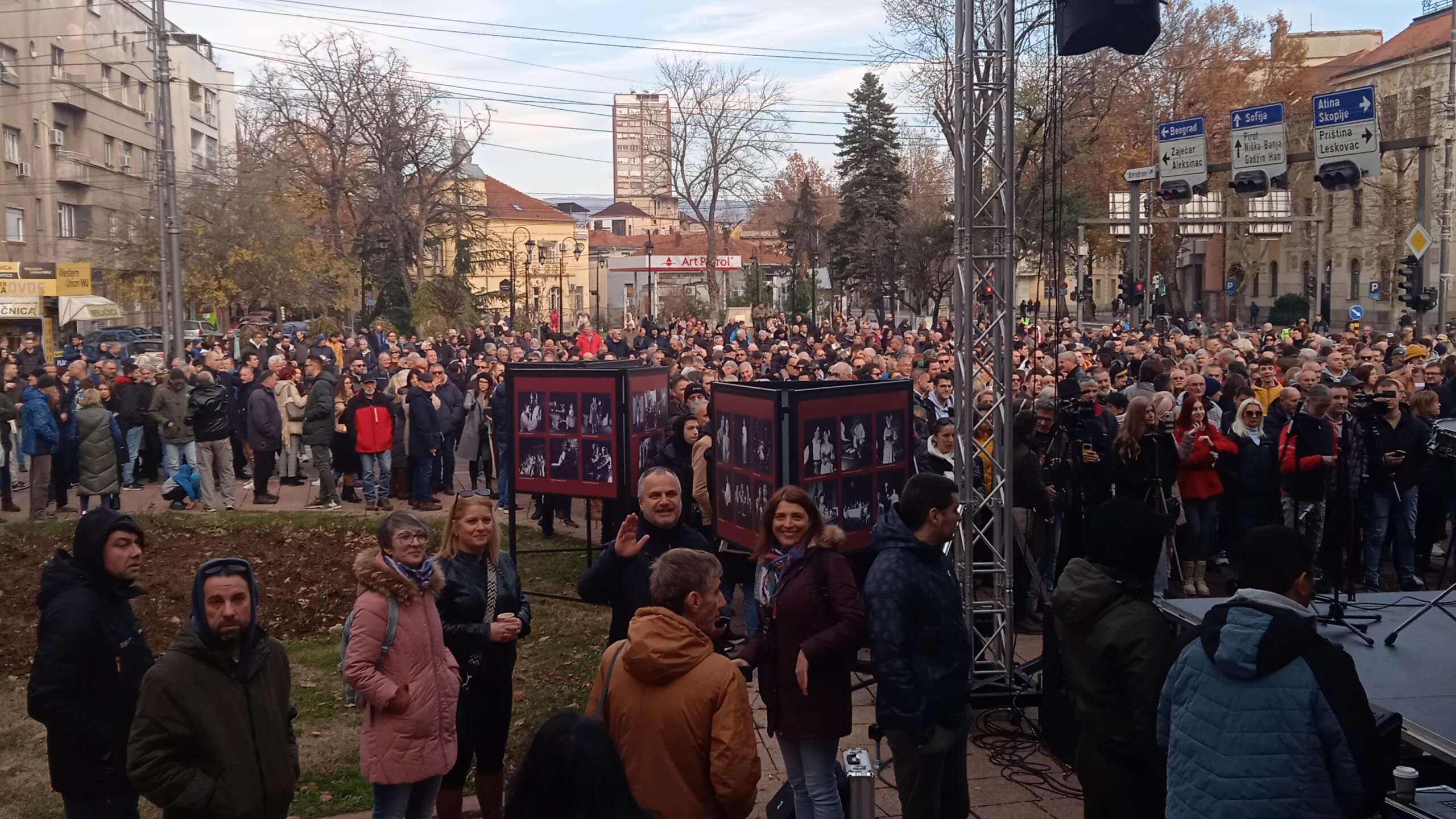 "Ova godina je bila odvratna, ali na njenom kraju mi ipak imamo poslednju reč": Tribina ProGlasa ispred pozorišta u Nišu 2