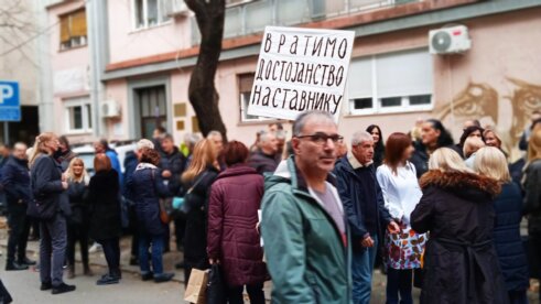 "Sve ovo postaje nesnošljivo": Protest Unije sindikata prosvetnih radnika Niša zbog političke zloupotrebe prosvete i učenika 8