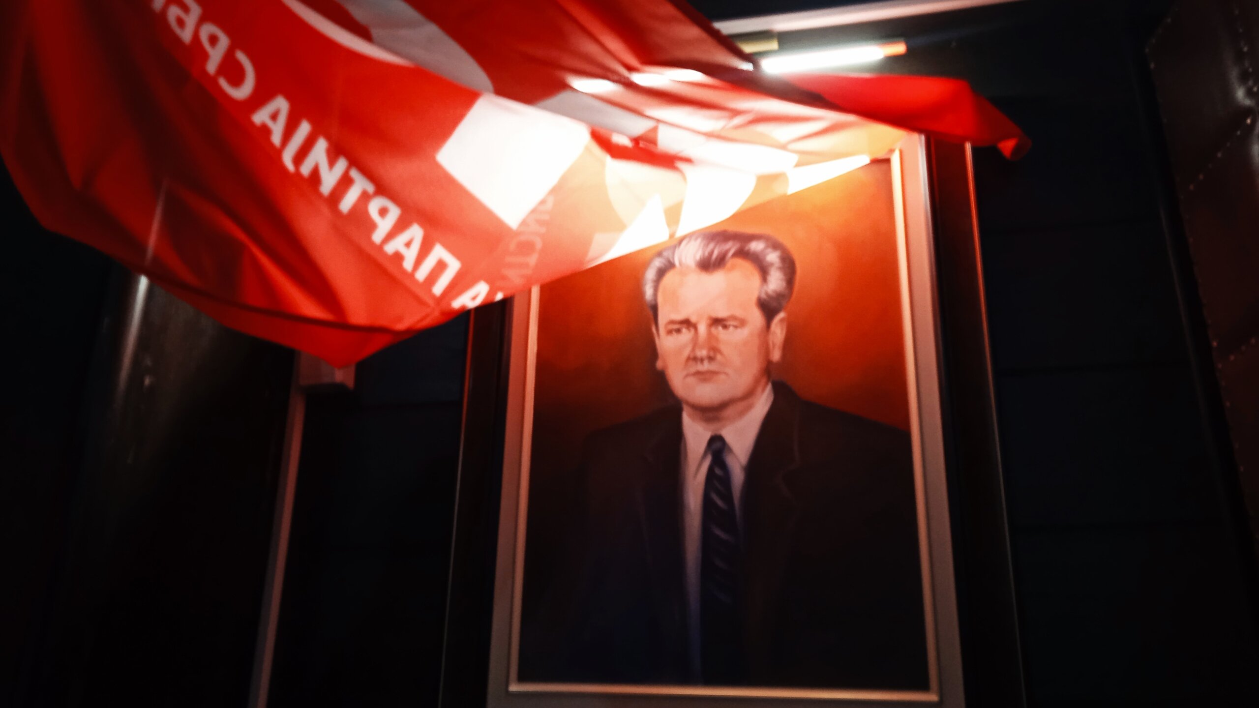 "U spomen sobi Slobodana Miloševića trebalo bi da se nađu i sećanja na ratove, hiperinflaciju, politička ubistva": Protestni performans ispred niške SPS 7