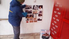 foto, srdjan nonic performana spovodom spomen sobe slobodana milosevica 3, foto z. miladinovic "U spomen sobi Slobodana Miloševića trebalo bi da se nađu i sećanja na ratove, hiperinflaciju, politička ubistva": Protestni performans ispred niške SPS 3