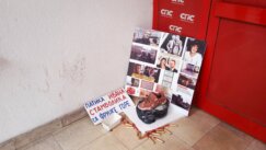 foto, srdjan nonic performana spovodom spomen sobe slobodana milosevica 5, foto z. miladinovic "U spomen sobi Slobodana Miloševića trebalo bi da se nađu i sećanja na ratove, hiperinflaciju, politička ubistva": Protestni performans ispred niške SPS 5