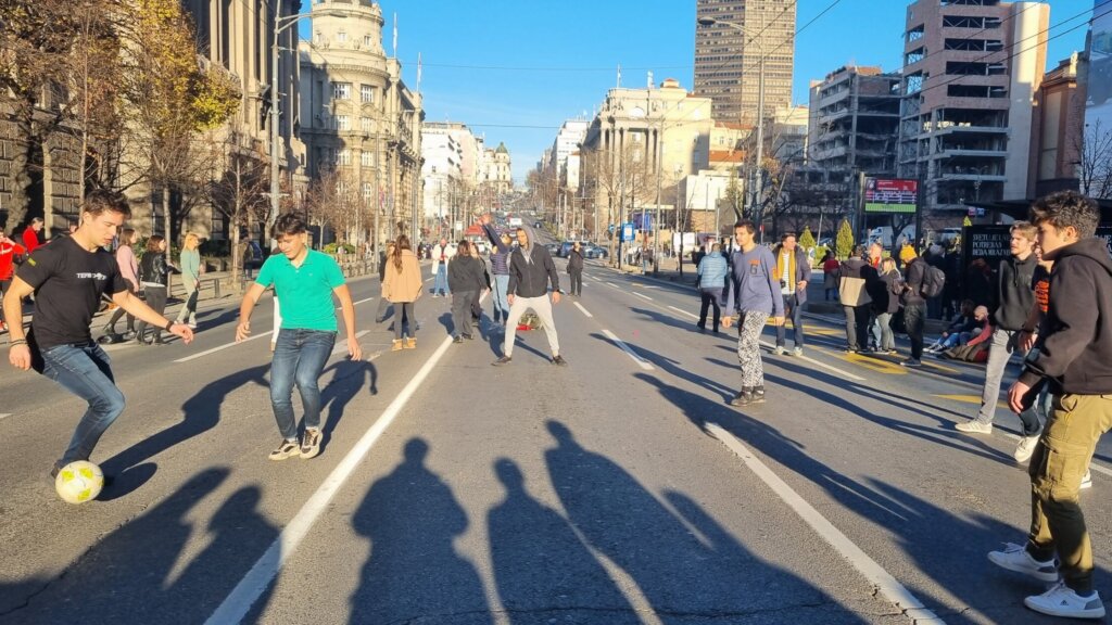 Osmi protest opozicije završen ispred Policijske uprave Grada Beograda: "Nećemo nijednog građanina ostaviti na milost i nemilost Vučićevoj policiji" (VIDEO/FOTO) 13