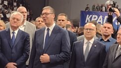 sns miting kragujevac Završni skup Vučićeve liste u Kragujevcu: Špalir aktivistkinja, Vučićev naklon i najjači aplauz za Nikolića (FOTO) 2
