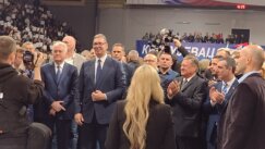 sns kragujevac Završni skup Vučićeve liste u Kragujevcu: Špalir aktivistkinja, Vučićev naklon i najjači aplauz za Nikolića (FOTO) 3