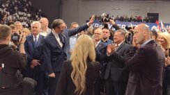 Završni skup Vučićeve liste u Kragujevcu: Špalir aktivistkinja, Vučićev naklon i najjači aplauz za Nikolića (FOTO) 4
