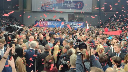 sns kragujevac Završni skup Vučićeve liste u Kragujevcu: Špalir aktivistkinja, Vučićev naklon i najjači aplauz za Nikolića (FOTO) 8