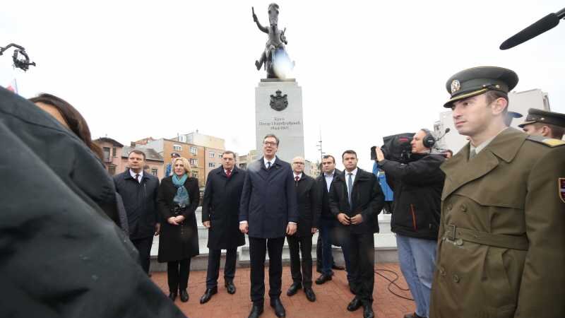 Pretežak za podzemnu garažu: Spomenik kralju Petru I u Novom Sadu moraće da nađe novo mesto 2 Pretežak za podzemnu garažu: Spomenik kralju Petru I u Novom Sadu moraće da nađe novo mesto 2