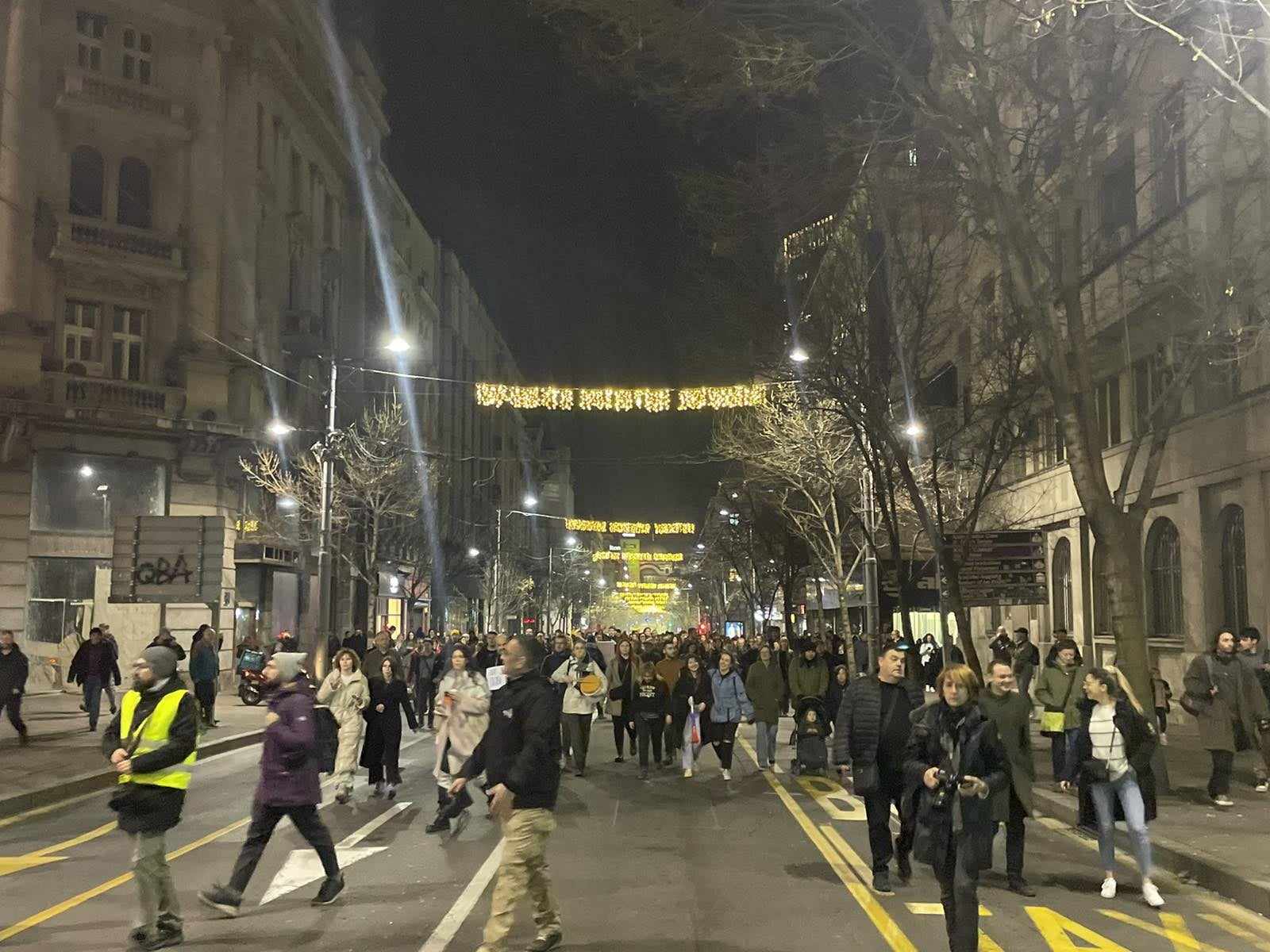 Osmi protest opozicije završen ispred Policijske uprave Grada Beograda: "Nećemo nijednog građanina ostaviti na milost i nemilost Vučićevoj policiji" (VIDEO/FOTO) 7