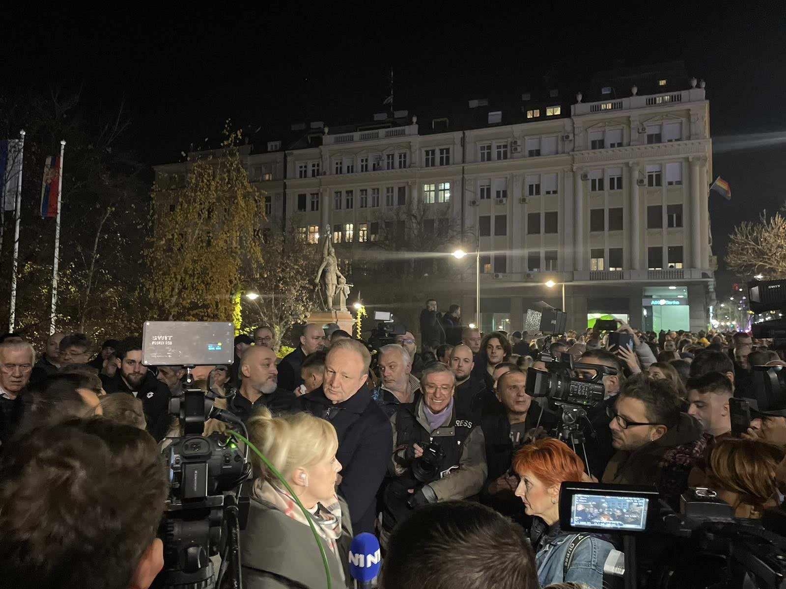 Osmi protest opozicije završen ispred Policijske uprave Grada Beograda: "Nećemo nijednog građanina ostaviti na milost i nemilost Vučićevoj policiji" (VIDEO/FOTO) 6