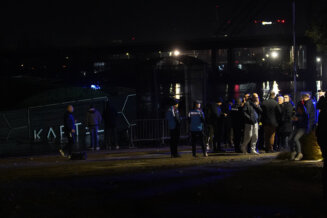 Splav Kartel Splav "Kartel" kod Sajma sinoć počeo da tone, ljudi u panici skakali u vodu (FOTO/VIDEO) 2