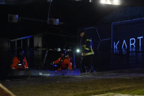 Splav Kartel Splav "Kartel" kod Sajma sinoć počeo da tone, ljudi u panici skakali u vodu (FOTO/VIDEO) 5