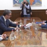 Koju knjigu je ruski ambasador danas poklonio Vučiću? 5
