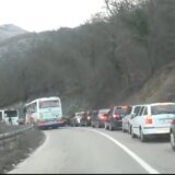 Velike gužve na administrativnim prelazima Jarinju i Merdaru: Veliki broj autobusa vozi građane s Kosova u Srbiju da glasaju 5