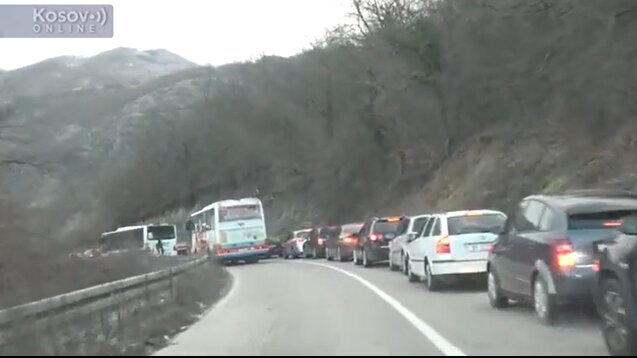 Velike gužve na administrativnim prelazima Jarinju i Merdaru: Veliki broj autobusa vozi građane s Kosova u Srbiju da glasaju 1