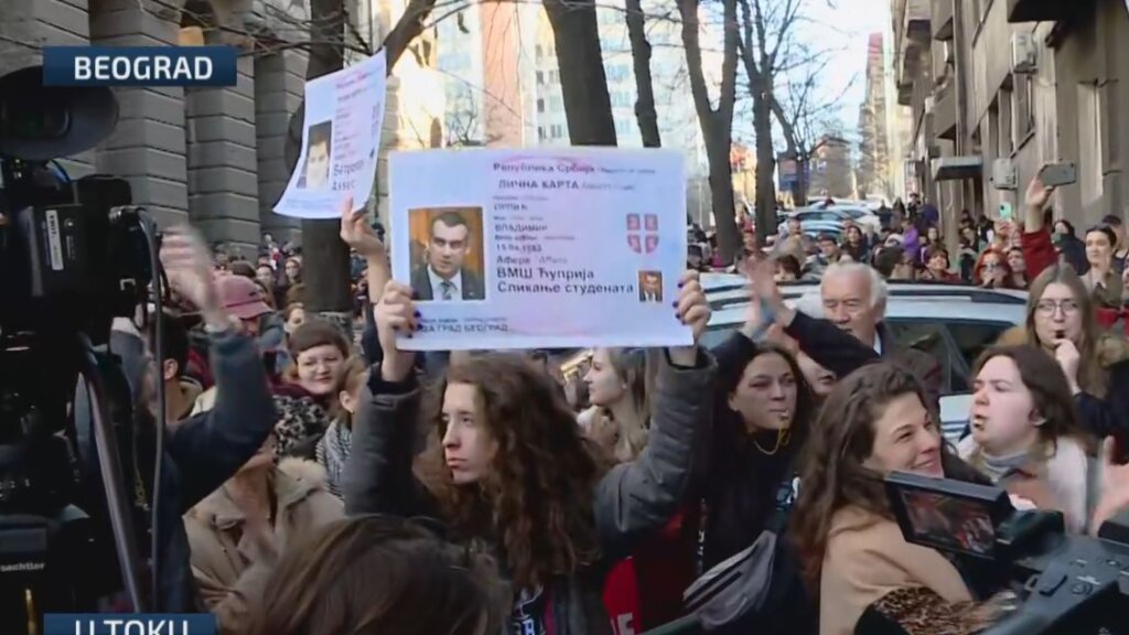 Osmi protest opozicije završen ispred Policijske uprave Grada Beograda: "Nećemo nijednog građanina ostaviti na milost i nemilost Vučićevoj policiji" (VIDEO/FOTO) 15