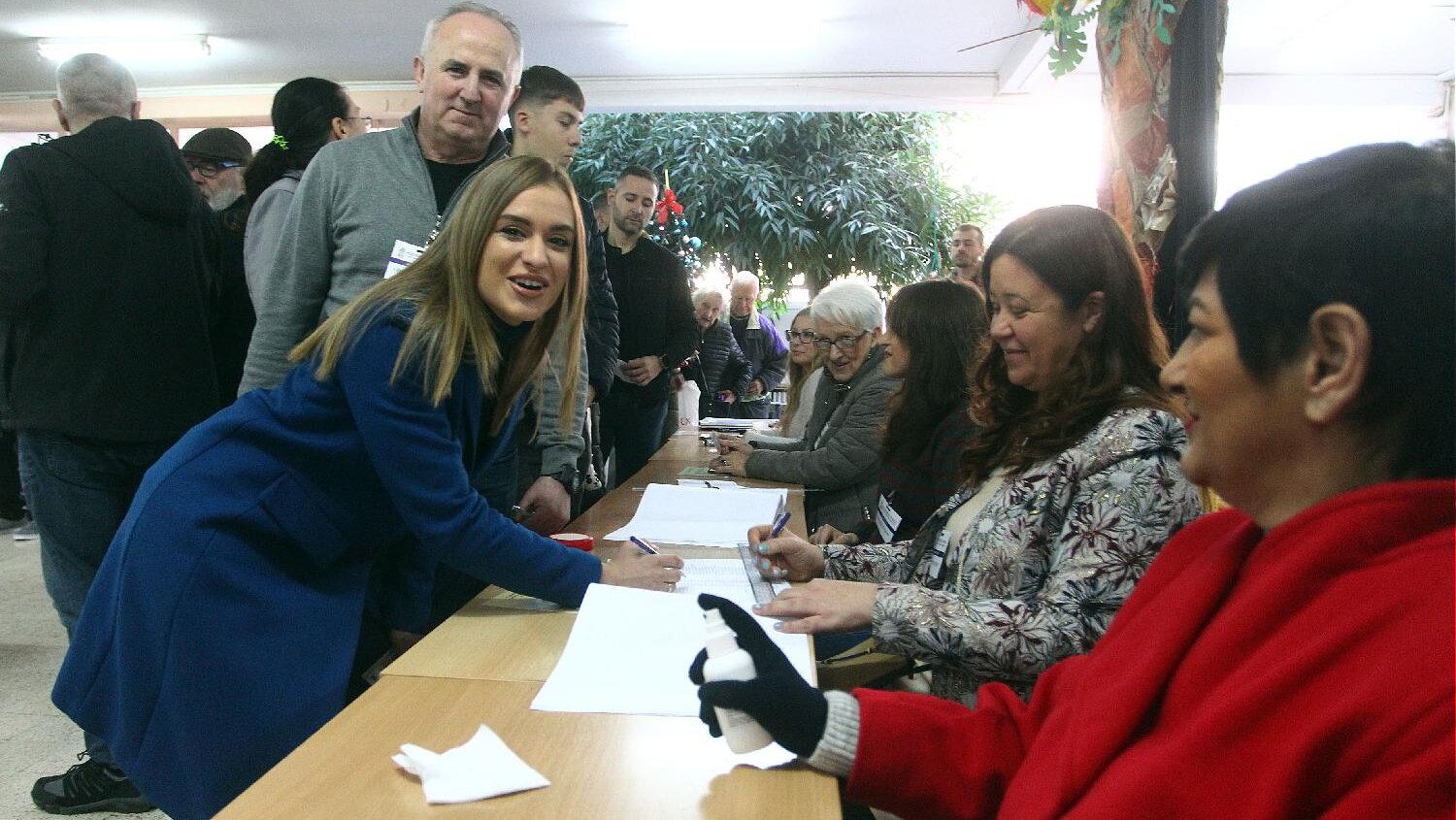 Izbori u fotografijama: Kako je teklo glasanje na biračkim mestima u Srbiji (FOTO) 9