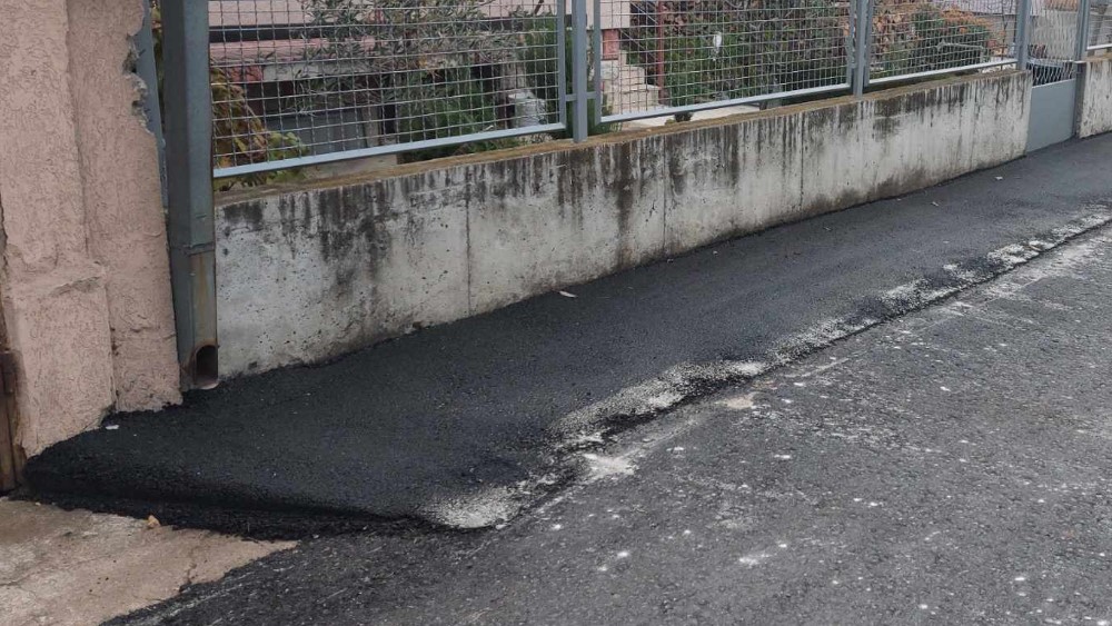 "Kad je pala prva kiša u dvorištu sam dobila jezero": Muke stanara ulice u Zaječaru koja je asfaltirana pred dolazak predsednika Vučića 2 "Kad je pala prva kiša u dvorištu sam dobila jezero": Muke stanara ulice u Zaječaru koja je asfaltirana pred dolazak predsednika Vučića 2